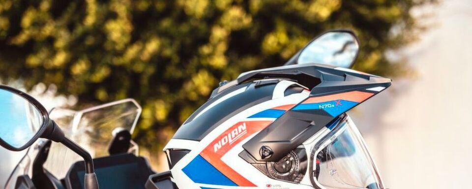 Mit dem neuen Helm N70-2X weitet Nolan sein Modularkonzept (das Kinnteil kann abgenommen werden) erstmals auf den Adventure-Bereich aus. Mit dem neuen Helm N70-2X weitet Nolan sein Modularkonzept (das Kinnteil kann abgenommen werden) erstmals auf den Adventure-Bereich aus.