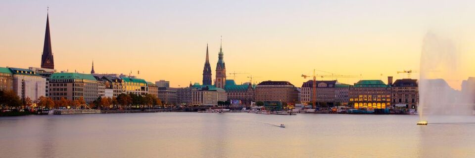Hamburg zählt zu den wichtigsten Handelszentren im nördlichen Europa. Hamburg zählt zu den wichtigsten Handelszentren im nördlichen Europa.