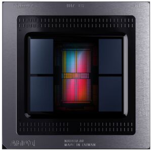 Der 7-Nanometer-Die auf der Vega-20-GPU wird von vier HBM2-Dies mit jeweils vier GB Speicherkapazität flankiert. Damit ist die Radeon VII die einzige bezahlbare Consumer-Karte mit 16 GB Grafikspeicher. Die Nvidia Titan RTX verfügt zwar über 24 GB, kostet aber knapp 2.700 Euro. Der 7-Nanometer-Die auf der Vega-20-GPU wird von vier HBM2-Dies mit jeweils vier GB Speicherkapazität flankiert. Damit ist die Radeon VII die einzige bezahlbare Consumer-Karte mit 16 GB Grafikspeicher. Die Nvidia Titan RTX verfügt zwar über 24 GB, kostet aber knapp 2.700 Euro.