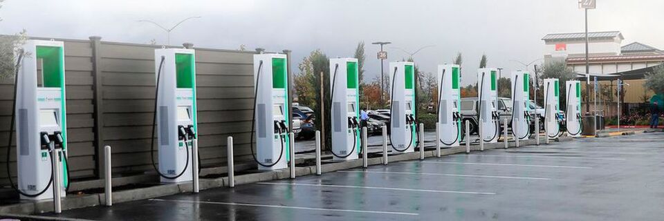 Die Einführung des ISO 15118 an allen DC-Schnell- und AC-Heimladestationen von Electrify America ist der erste Schritt zur Ermöglichung des Smart-Ladens von Elektrofahrzeugen und der Fahrzeug-Netz-Kommunikation (V2G). Die Einführung des ISO 15118 an allen DC-Schnell- und AC-Heimladestationen von Electrify America ist der erste Schritt zur Ermöglichung des Smart-Ladens von Elektrofahrzeugen und der Fahrzeug-Netz-Kommunikation (V2G).