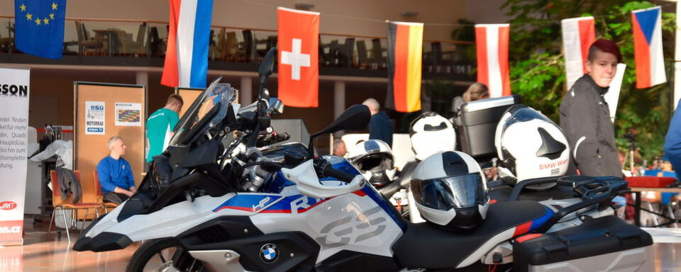 Der Europacup der Zweiradberufe 2019 in Wien: Fahrrad- und Motorradmechaniker aus sechs Nationen ermittelten ihre Europameister. Sabine Tmka-Butulla (re.) von 2 Rad Schmidtmayer Wien bereitet sich schon mal gedanklich auf die Aufgabe Pairing von Motorradequipment vor. Der Europacup der Zweiradberufe 2019 in Wien: Fahrrad- und Motorradmechaniker aus sechs Nationen ermittelten ihre Europameister. Sabine Tmka-Butulla (re.) von 2 Rad Schmidtmayer Wien bereitet sich schon mal gedanklich auf die Aufgabe Pairing von Motorradequipment vor.