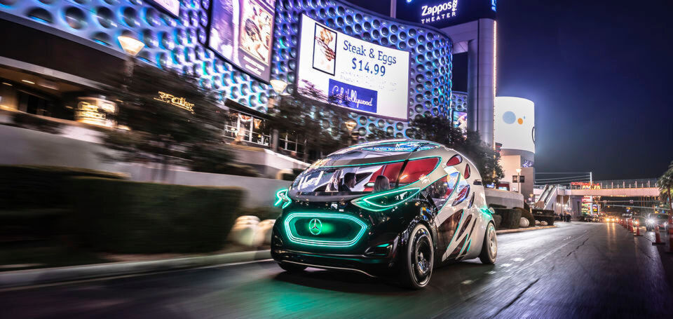 Der Mercedes Vision Urbanetic gibt sich die Ehre und startet zur Jungfernfahrt auf dem Las Vegas Boulevard. Der Mercedes Vision Urbanetic gibt sich die Ehre und startet zur Jungfernfahrt auf dem Las Vegas Boulevard.