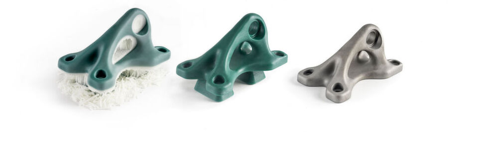 3D-gedruckte Gussmodelle aus RealWax-Material mit Trägermaterial (links), ohne Trägermaterial (mitte) und Feingussbauteil (rechts). 3D-gedruckte Gussmodelle aus RealWax-Material mit Trägermaterial (links), ohne Trägermaterial (mitte) und Feingussbauteil (rechts).