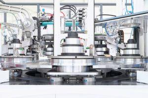 Alle fünf Stationen der Dichtheitsprüfanlage sind mit Schunk-Vero-S Nullpunktspannmodulen ausgestattet. Die Trägerpaletten werden vom Rundtisch über den Spannmodulen positioniert, abgesetzt und mit hoher Präzision gespannt. Über Pins werden die Satelliten-Drehteller mit den Werkstücken anschließend freigegeben. Alle fünf Stationen der Dichtheitsprüfanlage sind mit Schunk-Vero-S Nullpunktspannmodulen ausgestattet. Die Trägerpaletten werden vom Rundtisch über den Spannmodulen positioniert, abgesetzt und mit hoher Präzision gespannt. Über Pins werden die Satelliten-Drehteller mit den Werkstücken anschließend freigegeben.