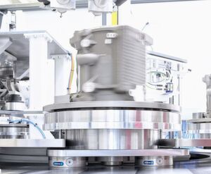Während die Trägerpalette stabil in den Schunk VERO-S Modulen gespannt ist, lässt sich das Bauteil über den mit einem Servomotor angetriebenen Drehteller individuell positionieren. Während die Trägerpalette stabil in den Schunk VERO-S Modulen gespannt ist, lässt sich das Bauteil über den mit einem Servomotor angetriebenen Drehteller individuell positionieren.