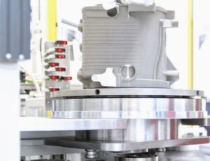 Sobald die Palette in den Nullpunktspannmodulen gespannt ist, scannen Sensoren das Bauteil und erfassen, welche Buchsen noch fehlen. So können auch Nachbearbeitungsteile jederzeit eingeschleust werden. Sobald die Palette in den Nullpunktspannmodulen gespannt ist, scannen Sensoren das Bauteil und erfassen, welche Buchsen noch fehlen. So können auch Nachbearbeitungsteile jederzeit eingeschleust werden.