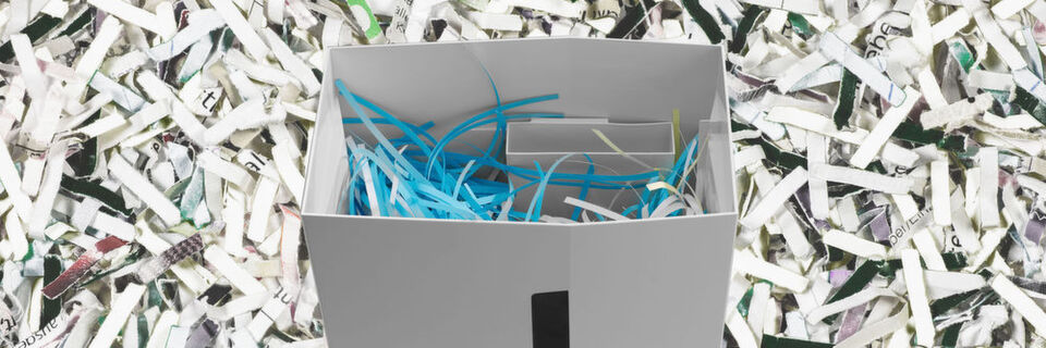 Wie für digitale Daten gelten auch für personenbezogene Daten auf Papier klare Datenschutzvorgaben, die speziell bei deren Vernichtung beachtet werden müssen. Wie für digitale Daten gelten auch für personenbezogene Daten auf Papier klare Datenschutzvorgaben, die speziell bei deren Vernichtung beachtet werden müssen.