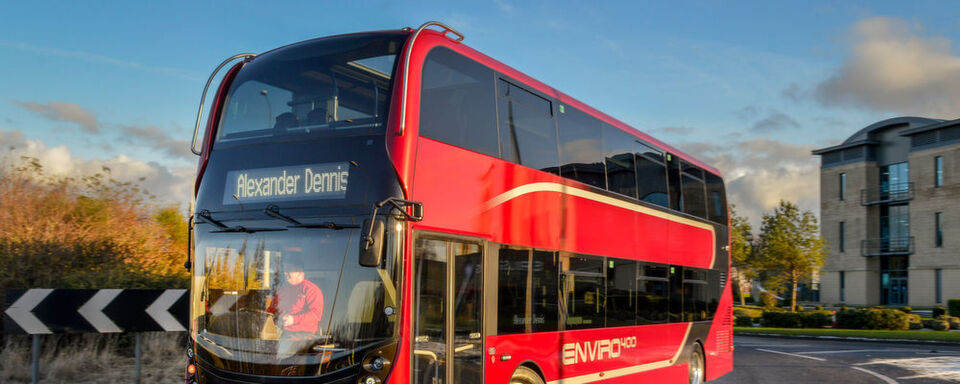 Ein Doppeldecker-Bus der Baureihe Enviro400 von ADL. Ein Doppeldecker-Bus der Baureihe Enviro400 von ADL.