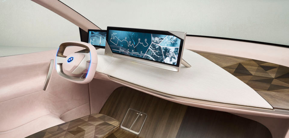 Im Cockpit des BMW Vision iNext sind außer Lenkrad und Fahrer-Displays keine Bildschirme oder Schalter zu sehen. Sie sind integriert, beispielsweise in die Holzoberfläche der Mittelkonsole. Im Cockpit des BMW Vision iNext sind außer Lenkrad und Fahrer-Displays keine Bildschirme oder Schalter zu sehen. Sie sind integriert, beispielsweise in die Holzoberfläche der Mittelkonsole.