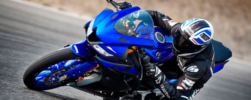 Enorm durchzugsstark und kräftig zieht der kleine Einzylindermotor der Yamaha YZF-R 125 an und lässt bei jungen Leuten damit schnell MotoGP-Feeling aufkommen. Enorm durchzugsstark und kräftig zieht der kleine Einzylindermotor der Yamaha YZF-R 125 an und lässt bei jungen Leuten damit schnell MotoGP-Feeling aufkommen.