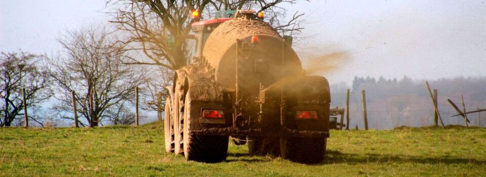 Problem Überdüngung: Gelangt mehr Gülle oder mineralischer Dünger auf die Felder, als die Pflanzen zum Wachsen benötigen oder aufnehmen können, bleibt Stickstoff im Boden zurück. Umgewandelt zu Nitrat kann er ins Grundwasser sickern oder in Oberflächengewässer ausschwemmen und hier zum Problem werden. (Symbolbild) Problem Überdüngung: Gelangt mehr Gülle oder mineralischer Dünger auf die Felder, als die Pflanzen zum Wachsen benötigen oder aufnehmen können, bleibt Stickstoff im Boden zurück. Umgewandelt zu Nitrat kann er ins Grundwasser sickern oder in Oberflächengewässer ausschwemmen und hier zum Problem werden. (Symbolbild)