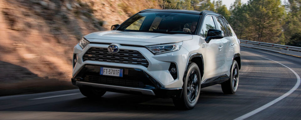 Die fünfte Generation des Toyota RAV4 ist nicht nur günstiger als sein Vorgänger, sondern bietet zudem mehr Platz, Komfort und serienmäßige Sicherheit. Die fünfte Generation des Toyota RAV4 ist nicht nur günstiger als sein Vorgänger, sondern bietet zudem mehr Platz, Komfort und serienmäßige Sicherheit.