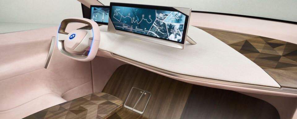 Im Cockpit des BMW „Vision iNext“ sind außer Lenkrad und Fahrer-Displays keine Bildschirme oder Schalter zu sehen. Sie sind integriert, beispielsweise in die Holzoberfläche der Mittelkonsole. Im Cockpit des BMW „Vision iNext“ sind außer Lenkrad und Fahrer-Displays keine Bildschirme oder Schalter zu sehen. Sie sind integriert, beispielsweise in die Holzoberfläche der Mittelkonsole.