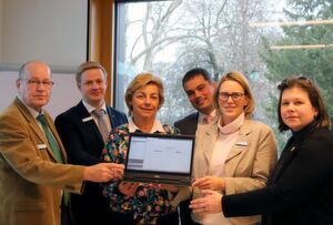 Haben das Online-Verfahren zusammen erarbeitet: (v. l.) Peter Hamouz (Fachdienstleiter Bauordnung und Umwelt), Christian Drechsler (Büroleiter und Projektleiter „NWM.online“), Landrätin Kerstin Weiss, Mathias Diederich (1. Stellvertreter der Landrätin und zuständiger Fachbereichsleiter), Maren Domres (Sachgebietsleiterin Bauordnung und Umwelt) sowie Yvonne Rowoldt (eGovernment Koordinatorin) Haben das Online-Verfahren zusammen erarbeitet: (v. l.) Peter Hamouz (Fachdienstleiter Bauordnung und Umwelt), Christian Drechsler (Büroleiter und Projektleiter „NWM.online“), Landrätin Kerstin Weiss, Mathias Diederich (1. Stellvertreter der Landrätin und zuständiger Fachbereichsleiter), Maren Domres (Sachgebietsleiterin Bauordnung und Umwelt) sowie Yvonne Rowoldt (eGovernment Koordinatorin)