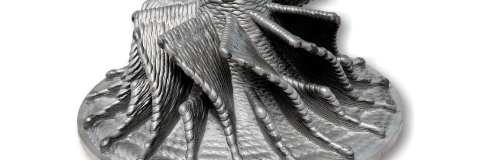 Linde und Gefertec untersuchen dien Einfluss von Prozessgas und Sauerstoff auf den Bauprozess mit Titan in der Additiven Fertigung. Im Bild zu sehen ist ein endkonturnaher Rohling nach dem 3D-Druck, vor der Nachbearbeitung. Linde und Gefertec untersuchen dien Einfluss von Prozessgas und Sauerstoff auf den Bauprozess mit Titan in der Additiven Fertigung. Im Bild zu sehen ist ein endkonturnaher Rohling nach dem 3D-Druck, vor der Nachbearbeitung.