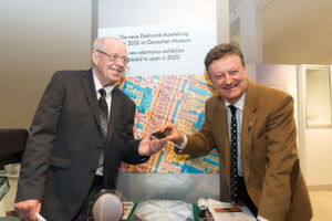 Hans-Joachim Schulze (li.), Senior Principal in der Entwicklung von Infineon, übergibt dem Generaldirektor des Deutschen Museums, Wolfgang M. Heckl, den Transistor. Hans-Joachim Schulze (li.), Senior Principal in der Entwicklung von Infineon, übergibt dem Generaldirektor des Deutschen Museums, Wolfgang M. Heckl, den Transistor.