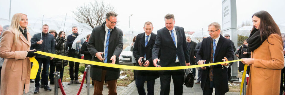 Eröffnung der Fertigungsstätte (v.l.): Philip Harting (Vorstandsvorsitzender), Andreas Conrad (Vorstand Operations), Christian Schumacher (Geschäftsführer Harting Customised Solutions) sowie Mariusz Matejczyk (Geschäftsführer Harting Polen). Eröffnung der Fertigungsstätte (v.l.): Philip Harting (Vorstandsvorsitzender), Andreas Conrad (Vorstand Operations), Christian Schumacher (Geschäftsführer Harting Customised Solutions) sowie Mariusz Matejczyk (Geschäftsführer Harting Polen).