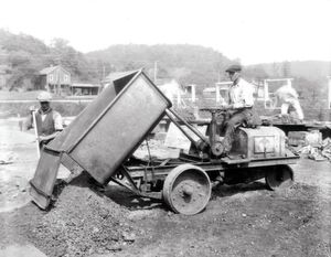 Ein historisches Zeugnis: Dieses Bild zeigt den ersten Vorläufer des modernen Gabelstaplers, den „Tructractor“ von Bradley Clark. Ein historisches Zeugnis: Dieses Bild zeigt den ersten Vorläufer des modernen Gabelstaplers, den „Tructractor“ von Bradley Clark.