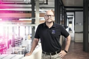„Der VX25 ermöglicht in vielen Fällen eine Zeiteinsparung, die uns bei dem großen Zeitdruck, den wir vonseiten unserer Kunden haben, hilft. In diesem Zusammenhang ist auch die 24-Stunden-Lieferung von Rittal von Vorteil. Die Schaltschränke werden zuverlässig am Tag nach der Bestellung geliefert“, sagt Nils Mentrup Technischer Leiter, Schaper Steuerungstechnik GmbH. „Der VX25 ermöglicht in vielen Fällen eine Zeiteinsparung, die uns bei dem großen Zeitdruck, den wir vonseiten unserer Kunden haben, hilft. In diesem Zusammenhang ist auch die 24-Stunden-Lieferung von Rittal von Vorteil. Die Schaltschränke werden zuverlässig am Tag nach der Bestellung geliefert“, sagt Nils Mentrup Technischer Leiter, Schaper Steuerungstechnik GmbH.