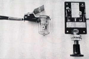 Einfache Technik, die funktioniert: Den Warnblinkassistenten von Jokon (li.) bzw. den Warnblinkschalter von König mit integrierter „Crash-Funktion“ gab es bereits in den sechziger Jahren. Einfache Technik, die funktioniert: Den Warnblinkassistenten von Jokon (li.) bzw. den Warnblinkschalter von König mit integrierter „Crash-Funktion“ gab es bereits in den sechziger Jahren.