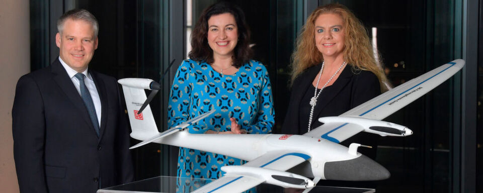In Ingolstadt soll der Einsatz von Fluggeräten für die urbane Mobilität erforscht werden. Die Staatsministerin für Digitalisierung Dorothee Bär, DB-Vorstand für Digitalisierung und Technik Prof. Dr. Sabina Jeschke und der Oberbürgermeister von Ingolstadt Dr. Christian Lösel unterzeichneten eine entsprechende Absichtserklärung. In Ingolstadt soll der Einsatz von Fluggeräten für die urbane Mobilität erforscht werden. Die Staatsministerin für Digitalisierung Dorothee Bär, DB-Vorstand für Digitalisierung und Technik Prof. Dr. Sabina Jeschke und der Oberbürgermeister von Ingolstadt Dr. Christian Lösel unterzeichneten eine entsprechende Absichtserklärung.