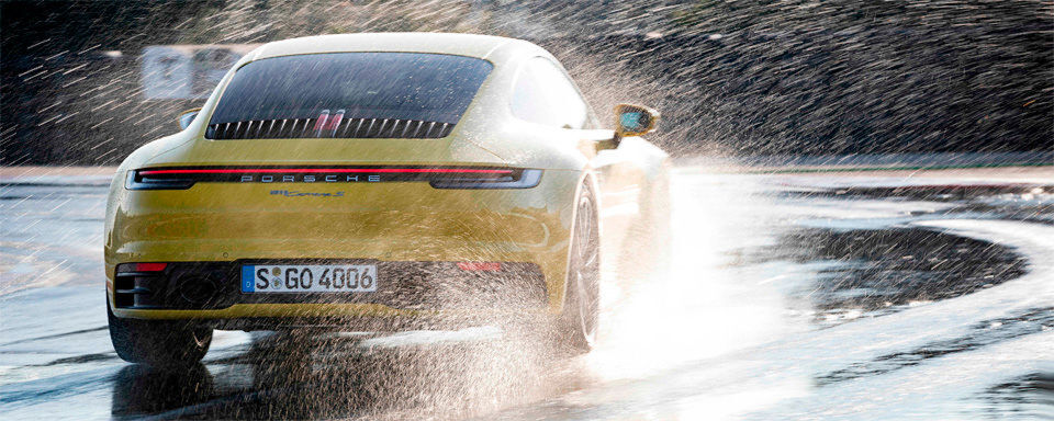 Porsche setzt im neuen 911er ein System ein, das Aquaplaning frühzeitig erkennt. Porsche setzt im neuen 911er ein System ein, das Aquaplaning frühzeitig erkennt.