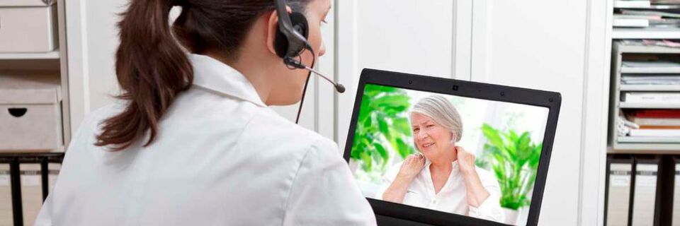 Via Videotelefonie können sich Fachärzte, Allgemeinmediziner oder auch Ergo- und Psychotherapeuten mit ihren Patienten austauschen Via Videotelefonie können sich Fachärzte, Allgemeinmediziner oder auch Ergo- und Psychotherapeuten mit ihren Patienten austauschen