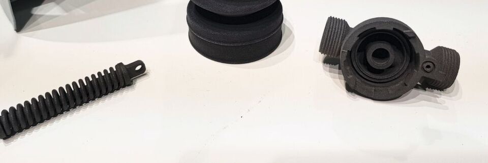 Das kompakte Lasersintersystem Sintratec S2 eignet sich sowohl für den Prototypenbau als auch für die Realisierung von kleineren und mittelgrossen Serien. Das kompakte Lasersintersystem Sintratec S2 eignet sich sowohl für den Prototypenbau als auch für die Realisierung von kleineren und mittelgrossen Serien.