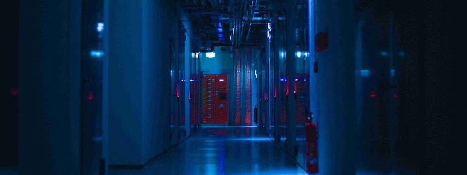 Der Datacenter-Standort Frankfurt bietet die Möglichkeit, Daten mit der notwendigen Performance in alle Welt zu versenden. Doch dafür waren die Stromnetze nicht geplant. Der Datacenter-Standort Frankfurt bietet die Möglichkeit, Daten mit der notwendigen Performance in alle Welt zu versenden. Doch dafür waren die Stromnetze nicht geplant.
