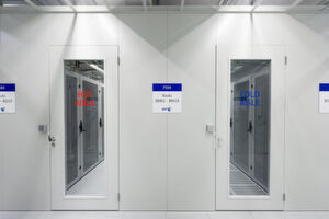 Ein ausgetüfteltes Kaltgang-/Warmgang-Konzept bei der Kühlung schont die kommunalen Energiekapazitäten. Ein ausgetüfteltes Kaltgang-/Warmgang-Konzept bei der Kühlung schont die kommunalen Energiekapazitäten.