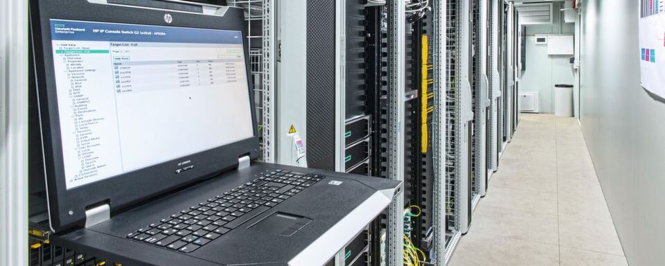 Digitalisierung: Sie erfordert zusätzliche Rechenleistung, kurze Latenzzeiten, unterbrechungsfreie Datenverfügbarkeit und systemweite Sicherheit. Die Lösung sind RDCC-basierende Edge-Rechenzentren. Digitalisierung: Sie erfordert zusätzliche Rechenleistung, kurze Latenzzeiten, unterbrechungsfreie Datenverfügbarkeit und systemweite Sicherheit. Die Lösung sind RDCC-basierende Edge-Rechenzentren.