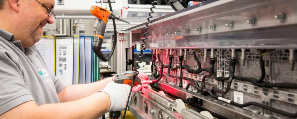 Die Montage von Kühlschläuchen an Batteriemodulen in Daimlers Batteriefabrik Kamenz. Die Montage von Kühlschläuchen an Batteriemodulen in Daimlers Batteriefabrik Kamenz.