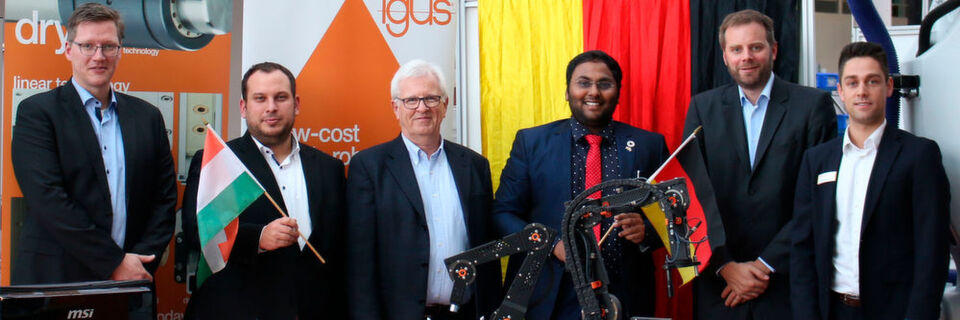 Deutschland und Indien arbeiten eng zusammen (v.l.n.r): Christian Meyer (Commonplace Robotics), Alexander Mühlens (Igus), Günther Starke (APS), Vangapandu Venkatanagaraju (Beauftragter der indischen Regierung), Till Quadflieg (APS) und Kai Schmitz (Igus). Deutschland und Indien arbeiten eng zusammen (v.l.n.r): Christian Meyer (Commonplace Robotics), Alexander Mühlens (Igus), Günther Starke (APS), Vangapandu Venkatanagaraju (Beauftragter der indischen Regierung), Till Quadflieg (APS) und Kai Schmitz (Igus).