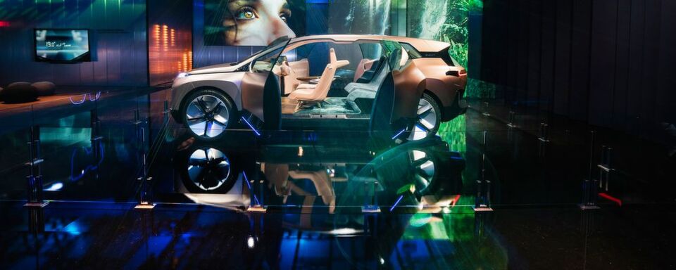 Auf der CES konnten Besucher im BMW Vision iNext Platz nehmen und dank Mixed-Reality-Simulation eine virtuelle, vollvernetzte und autonome Fahrt erleben. Auf der CES konnten Besucher im BMW Vision iNext Platz nehmen und dank Mixed-Reality-Simulation eine virtuelle, vollvernetzte und autonome Fahrt erleben.