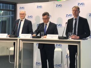 v.l. Thorsten Meier, Moderator, Leiter Kommunikation und Marketing, ZVEI, Dr. Klaus Mittelbach, Vorsitzender der ZVEI-Geschäftsführung, und Dr. Andreas Gontermann, ZVEI-Chefvolkswirt, gaben anlässlich der Jahresauftakt-Pressekonferenz in Frankfurt am Main die Verbands-Prognose für das Jahr 2019 ab. v.l. Thorsten Meier, Moderator, Leiter Kommunikation und Marketing, ZVEI, Dr. Klaus Mittelbach, Vorsitzender der ZVEI-Geschäftsführung, und Dr. Andreas Gontermann, ZVEI-Chefvolkswirt, gaben anlässlich der Jahresauftakt-Pressekonferenz in Frankfurt am Main die Verbands-Prognose für das Jahr 2019 ab.