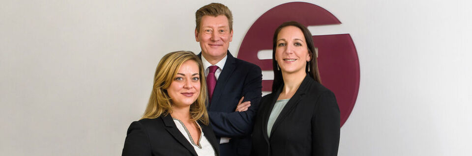 Gina Kaulfuß, Manager Inside Sales; Oliver Lotz, Director Client Consulting; Stefanie Kurzinsky, Manager Marketing & Communications ergänzen das DextraData Management. (v.l) Gina Kaulfuß, Manager Inside Sales; Oliver Lotz, Director Client Consulting; Stefanie Kurzinsky, Manager Marketing & Communications ergänzen das DextraData Management. (v.l)