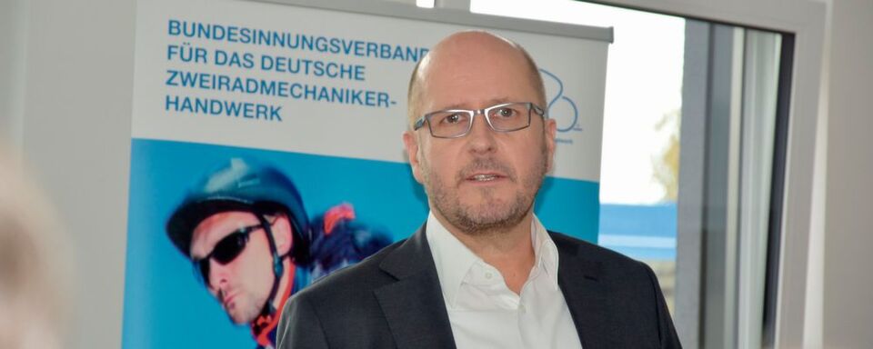 Bundesinnungsmeister Frank Döring freut sich über die positive Ausbildungsstatistik in den Zweiradberufen 2018. Bundesinnungsmeister Frank Döring freut sich über die positive Ausbildungsstatistik in den Zweiradberufen 2018.