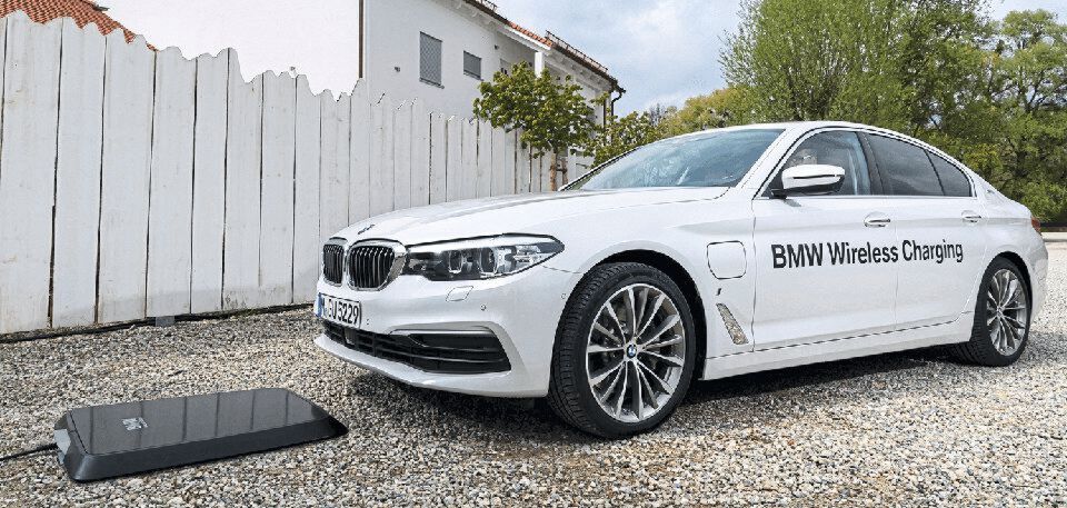 Schluss mit dem Kabelsalat: Dieser BMW 530e iperformance wird induktiv geladen. Schluss mit dem Kabelsalat: Dieser BMW 530e iperformance wird induktiv geladen.