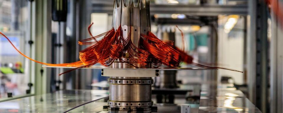 Das Joint Venture EM-Motive war gegründet worden, um den Einstieg in die Elektromotoren-Fertigung für Bosch und Daimler wirtschaftlich zu gestalten: Bei anfänglich kleinen Stückzahlen teilten die Konzerne die hohen Investitionen für Entwicklung und Fertigung von Elektromotoren auf. Das Joint Venture EM-Motive war gegründet worden, um den Einstieg in die Elektromotoren-Fertigung für Bosch und Daimler wirtschaftlich zu gestalten: Bei anfänglich kleinen Stückzahlen teilten die Konzerne die hohen Investitionen für Entwicklung und Fertigung von Elektromotoren auf.