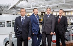 Freuen sich über einen guten Konzernabschluss (von links): Die AVAG-Chefs Ulf Pfeiffer, Roman Still, Albert C. Still und Markus Kruis – zum Vergrößern bitte klicken. Freuen sich über einen guten Konzernabschluss (von links): Die AVAG-Chefs Ulf Pfeiffer, Roman Still, Albert C. Still und Markus Kruis – zum Vergrößern bitte klicken.