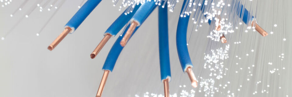 Der aktuelle Beschluss der Bundesnetzagentur verärgert Verbände wie Breko oder Buglas. Die Telekom erhalte so ein „Quasi-Monopol“. Die Telekom selbst sieht sich oder ihre Technologie in keinerlei Hinsicht bevorzugt. Der aktuelle Beschluss der Bundesnetzagentur verärgert Verbände wie Breko oder Buglas. Die Telekom erhalte so ein „Quasi-Monopol“. Die Telekom selbst sieht sich oder ihre Technologie in keinerlei Hinsicht bevorzugt.