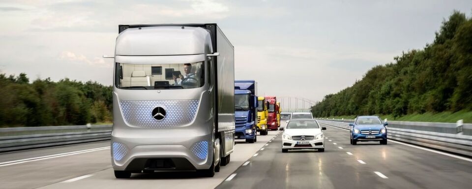 Teilautomatisierte Lkw sparen Speditionen keine Lohnkosten – die Unternehmen hoffen auf vollautonome Modelle, die zumindest überwiegend ohne Fahrer auskommen. Teilautomatisierte Lkw sparen Speditionen keine Lohnkosten – die Unternehmen hoffen auf vollautonome Modelle, die zumindest überwiegend ohne Fahrer auskommen.