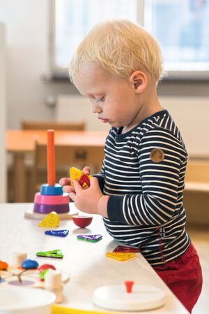 Durch die Mini-Kitas können Unternehmen die Vereinbarkeit von Familie und Beruf für ihre Mitarbeiter fördern. Durch die Mini-Kitas können Unternehmen die Vereinbarkeit von Familie und Beruf für ihre Mitarbeiter fördern.