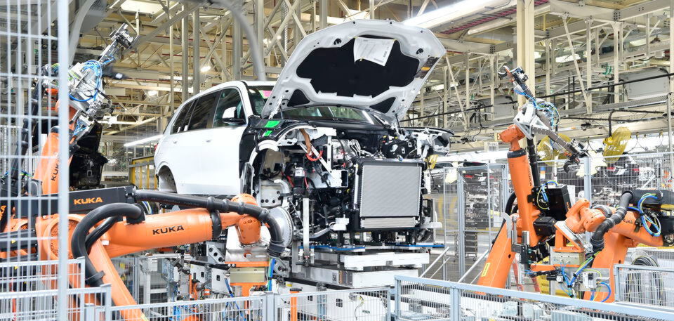 Rund 1.800 Lieferanten an über 4.000 Standorten liefern täglich über 31 Millionen Bauteile zu den weltweit 30 Produktionsstandorten der BMW Group. Dabei helfen Digitalisierung und Innovationen die Logistik flexibler und effizienter zu gestalten. Rund 1.800 Lieferanten an über 4.000 Standorten liefern täglich über 31 Millionen Bauteile zu den weltweit 30 Produktionsstandorten der BMW Group. Dabei helfen Digitalisierung und Innovationen die Logistik flexibler und effizienter zu gestalten.