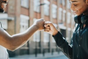 Unternehmen begehren vor allem Mitarbeiter, die Eigeninitiative und Motivation an den Tag legen. Unternehmen begehren vor allem Mitarbeiter, die Eigeninitiative und Motivation an den Tag legen.
