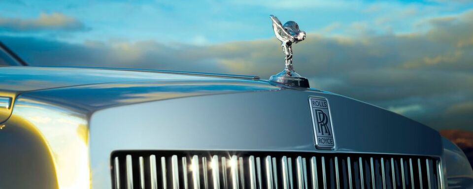 Die britische Nobelmarke Rolls-Royce fuhr im vergangenen Jahr ein Rekordergebnis ein und verkaufte mit weltweit 4107 Karossen so viele Luxusmobile wie noch nie in der 115-jährigen Geschichte der Marke. Die britische Nobelmarke Rolls-Royce fuhr im vergangenen Jahr ein Rekordergebnis ein und verkaufte mit weltweit 4107 Karossen so viele Luxusmobile wie noch nie in der 115-jährigen Geschichte der Marke.