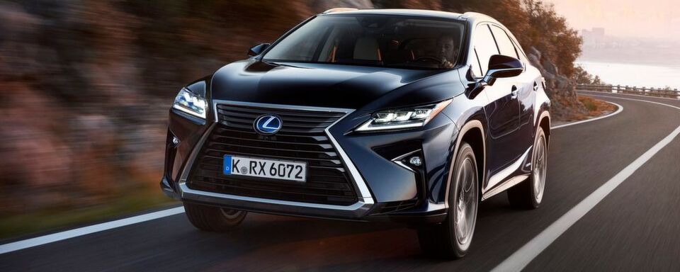 Der Lexus RX 450h ist das größte der demnächst drei Modellreihen umfassenden SUV-Flotte der Japaner. Der Lexus RX 450h ist das größte der demnächst drei Modellreihen umfassenden SUV-Flotte der Japaner.