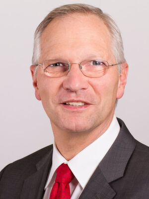 „2016 hatte IBMs Quantencomputer 16 Qubits, heute sind es 20“, führt Rüdiger Spies aus, Industry Analyst bei Crisp Research AG. „Das Moore’sche Gesetz, nach dem sich die Computerleistung alle 18 Monate verdoppelt, ist demnach inzwischen im Quantencomputing angekommen.“ „2016 hatte IBMs Quantencomputer 16 Qubits, heute sind es 20“, führt Rüdiger Spies aus, Industry Analyst bei Crisp Research AG. „Das Moore’sche Gesetz, nach dem sich die Computerleistung alle 18 Monate verdoppelt, ist demnach inzwischen im Quantencomputing angekommen.“
