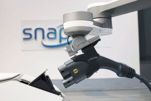 Harting zeigt gemeinsam mit dem Roboterspezialisten Kuka beim Rinspeed-Projekt „micoSNAP“ eine automatisierte Ladelösung. Harting zeigt gemeinsam mit dem Roboterspezialisten Kuka beim Rinspeed-Projekt „micoSNAP“ eine automatisierte Ladelösung.