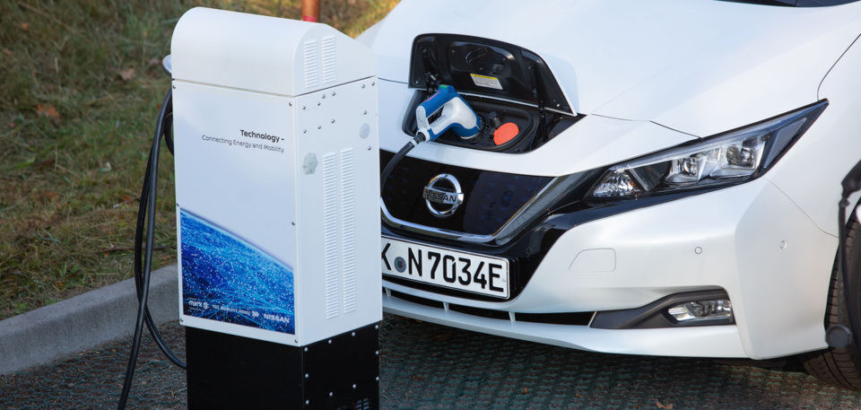 Die Batterie eines Nissan Leafs dient, sobald das Fahrzeug an die Ladesäule angeschlossen ist, als Energiespeicher und -quelle. Als Teil der Primäregelleistung nimmt das E-Auto überschüssige Energie aus dem Stromnetz auf oder speist sie ein. Die Batterie eines Nissan Leafs dient, sobald das Fahrzeug an die Ladesäule angeschlossen ist, als Energiespeicher und -quelle. Als Teil der Primäregelleistung nimmt das E-Auto überschüssige Energie aus dem Stromnetz auf oder speist sie ein.